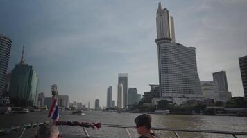 Bangkok, thailand oktober 31, 2023 - de kväll atmosfär på en båt på de chao phraya flod i bangkok med de bakgrund av bangkok skyskrapor är en verkligt magisk syn video