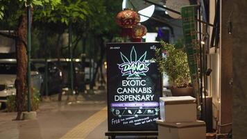 bangkok Tailandia circa 2023 - segnaletica per canapa dispensari e marijuana negozi su strada angoli nel bangkok, Tailandia video