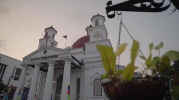 Semarang, Indonesien zirka 2023 - - blenduk evangelisch Kirche im Western Indonesien Immanuel beim kota Lama Semarang alt Stadt, Dorf konserviert kolonial Stadt Center video