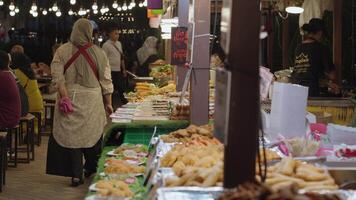 Bangkok, tailândia, Outubro 31, 2023 - a noite Comida mercado às asiático a beira-rio dentro Bangkok é uma vibrante e emocionante Lugar, colocar para experiência a melhor do tailandês cozinha video