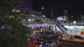 Bangkok, Thaïlande, octobre 31, 2023 - le bousculer et agitation de le nuit à le un Siam skywalk intersection dans Bangkok video