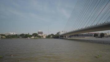 Bangkok Thailand ongeveer 2023 - rama viii brug, visie van reis schip Aan chao phraya rivier, Bangkok, Thailand video