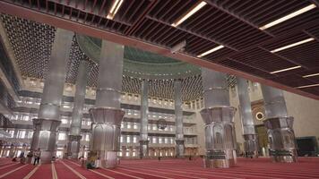 Jakarta, Indonesië, augustus 9, 2023 - istiqlal groots moskee, de Islamitisch mijlpaal in Jakarta de grootste moskee in zuidoosten Azië video
