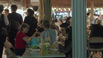 Bangkok, Thailand, Oktober 31, 2023 - - das Nacht Essen Markt beim asiatisch das Flussufer im Bangkok ist ein beschwingt und aufregend Platz zu Erfahrung das Beste von thailändisch Küche video