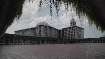 Jakarta, Indonesien, August 9, 2023 - - istiqlal großartig Moschee, das islamisch Wahrzeichen im Jakarta das größten Moschee im Süd-Ost Asien video