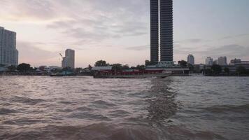 Bangkok, thailand cirka 2023 - de kväll atmosfär på en båt på de chao phraya flod - med de bakgrund av bangkok skyskrapor är en verkligt magisk syn video