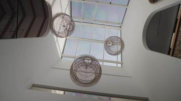 intérieur verre plafond avec pendaison bambou lampe magnifique moderne intérieur conception video