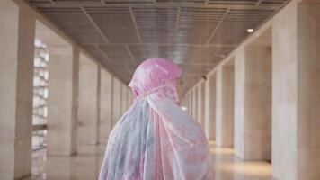 mujer hembra modelo con hijab caminando dentro mezquita video