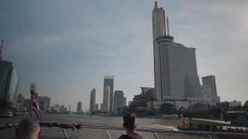 Bangkok, Tailândia Outubro 31, 2023 - a tarde atmosfera em uma barco em a chao phraya rio dentro Bangkok com a pano de fundo do Bangkok arranha-céus é uma verdadeiramente mágico vista video