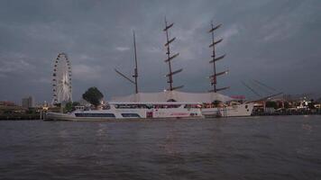 Bangkok Thailand ongeveer 2023 - de avond atmosfeer Aan een boot Aan de chao phraya rivier- in Bangkok, Thailand met de backdrop van Aziatisch, is een levendig rivieroever nacht markt en winkelcentrum complex video