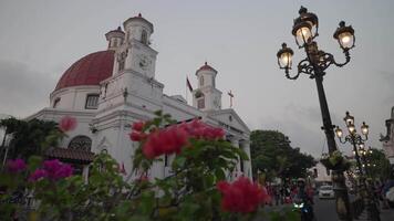 semarang, Indonesië ongeveer 2023 - blenduk Protestant kerk in western Indonesië immanuel Bij kota lama semarang oud stad- bewaard gebleven koloniaal stad centrum video