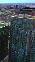 moderno espelho edifícios com verde Relva gramado em a telhados. panorama do deslumbrante vibrante Chicago às dia. topo visualizar. vertical vídeo video