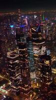 otrolig panorama av fantastisk ny york på natt tid. lysande lampor av livlig aldrig sovande metropol. se från topp. vertikal video