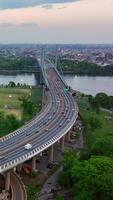 survol avec nombreux en mouvement voitures de premier plan à le triborough pont dans Nouveau York. ville paysage à Soleil bas. verticale vidéo video