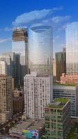 incroyable Chicago architecture dans le brillant lumière de Matin Soleil. drone en hausse plus de le magnifique ville. bleu ciel avec des nuages à toile de fond. verticale vidéo video