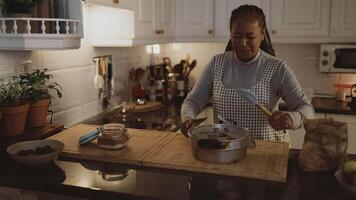 un mujer en el cocina participación un espátula video