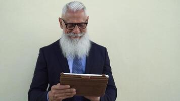 ein glücklich Mann mit ein lange Weiß Bart und Brille video