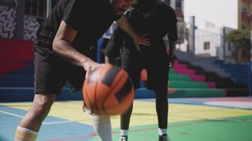 een groep van jong mensen spelen basketbal buitenshuis video