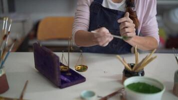 un mujer es haciendo un maceta de verde pintar video