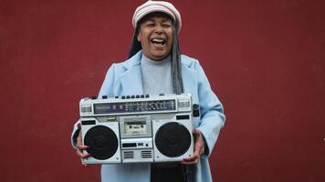 un mujer participación un boombox y sonriente video