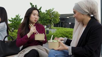 uma grupo do pessoas comendo Comida lado de fora video