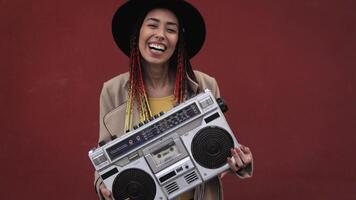 un mujer con rastas participación un boombox video