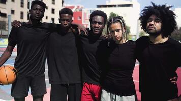 une groupe de Jeune gens en jouant base-ball Extérieur video