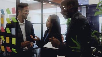 multirracial negocio equipo trabajando juntos en un sala del consejo de moderno oficina video