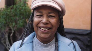 un mujer con trenzas sonrisas para el cámara video