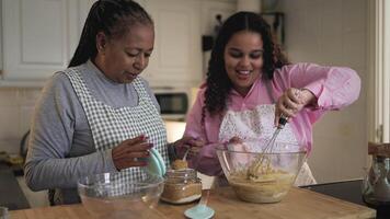 mor och dotter i de kök framställning mat video