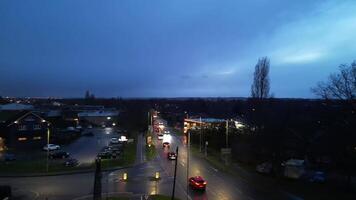 Alto ângulo Visão do iluminado central bem-vindo jardim cidade do Inglaterra ótimo Grã-Bretanha às noite. marcha 1º, 2024 video