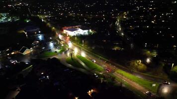 Alto ângulo Visão do iluminado central bem-vindo jardim cidade do Inglaterra ótimo Grã-Bretanha às noite. marcha 1º, 2024 video