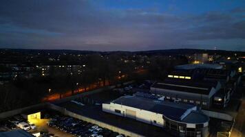 aéreo ver de iluminado central watford ciudad de Inglaterra Reino Unido a noche. marzo tercero, 2024 video