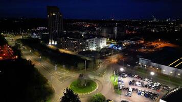 aérien vue de illuminé central Watford ville de Angleterre Royaume-Uni à nuit. Mars 3ème, 2024 video