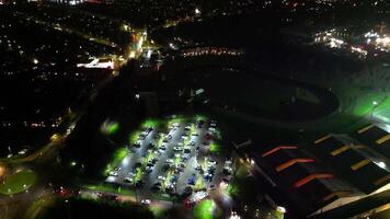 alto ángulo ver de iluminado central welwyn jardín ciudad de Inglaterra genial Bretaña a noche. marzo 1º, 2024 video