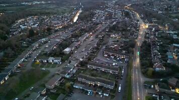 aereo Visualizza di illuminato centrale watford città di Inghilterra UK a notte. marzo 3°, 2024 video