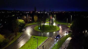 alto ángulo ver de iluminado central welwyn jardín ciudad de Inglaterra genial Bretaña a noche. marzo 1º, 2024 video