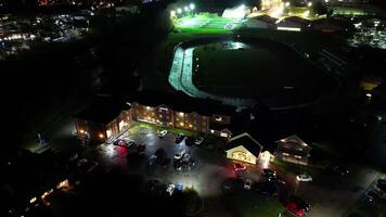 alto ángulo ver de iluminado central welwyn jardín ciudad de Inglaterra genial Bretaña a noche. marzo 1º, 2024 video