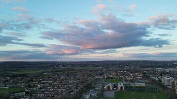 aéreo ver de iluminado central watford ciudad de Inglaterra Reino Unido a noche. marzo tercero, 2024 video