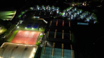 alto ángulo ver de iluminado central welwyn jardín ciudad de Inglaterra genial Bretaña a noche. marzo 1º, 2024 video