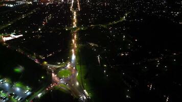 hoch Winkel Aussicht von beleuchtet zentral Welwyn Garten Stadt von England großartig Großbritannien beim Nacht. März 1, 2024 video