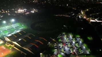 alto angolo Visualizza di illuminato centrale welwyn giardino città di Inghilterra grande Gran Bretagna a notte. marzo 1°, 2024 video