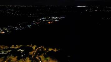 antenn se av upplyst central watford stad av England Storbritannien på natt. Mars 3:a, 2024 video