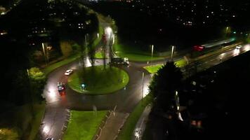 Alto ângulo Visão do iluminado central bem-vindo jardim cidade do Inglaterra ótimo Grã-Bretanha às noite. marcha 1º, 2024 video