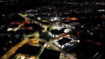 aéreo ver de iluminado central watford ciudad de Inglaterra Reino Unido a noche. marzo tercero, 2024 video