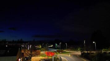 aéreo Visão do iluminado central watford cidade do Inglaterra Reino Unido às noite. marcha 3º, 2024 video