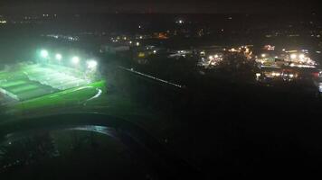 Alto ângulo Visão do iluminado central bem-vindo jardim cidade do Inglaterra ótimo Grã-Bretanha às noite. marcha 1º, 2024 video