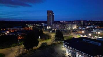 aéreo ver de iluminado central watford ciudad de Inglaterra Reino Unido a noche. marzo tercero, 2024 video