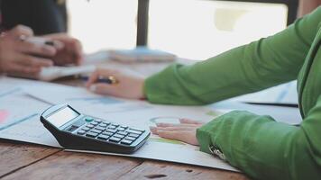 detailopname Azië bedrijf mensen vergadering plan analyse statistieken brainstorm en hoofd van team houden tablet richten diagram tabel en werknemer nemen Opmerking. financiën strategie statistieken succes concept. video