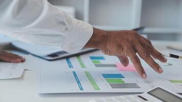 detailopname Azië bedrijf mensen vergadering plan analyse statistieken brainstorm en hoofd van team houden tablet richten diagram tabel en werknemer nemen Opmerking. financiën strategie statistieken succes concept. video